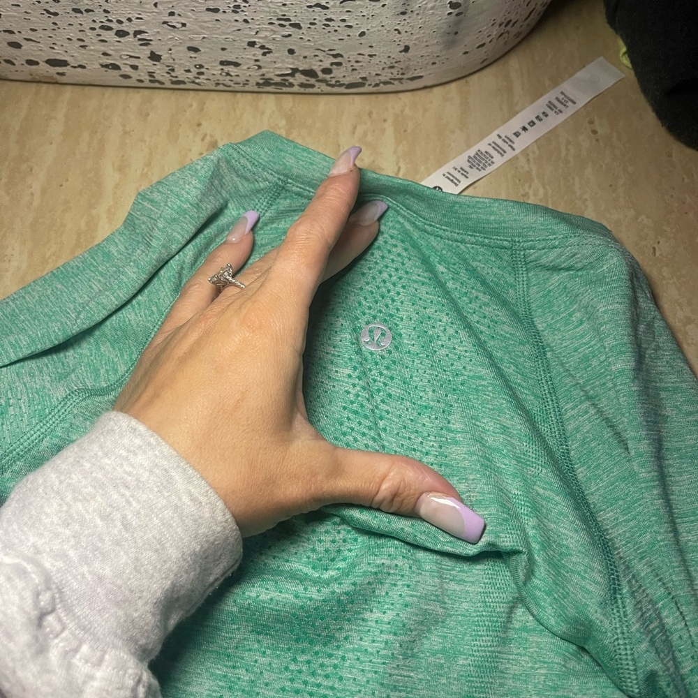 Lululemon Swiftly Tech Long Sleeve Size 2 (SOLD OUT COLOR) New With Tags - Picture 4 of 5